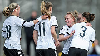 Deutlicher Sieg im zweiten Spiel: Großer Jubel bei den U 19-Frauen  © 2015 Getty Images