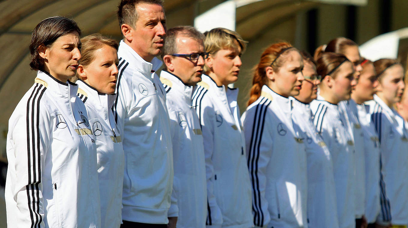 Testet auf dem Weg zur EM 2016 beim Turnier in Weißrussland: Trainerin Bernhard (l.) © 2015 Getty Images