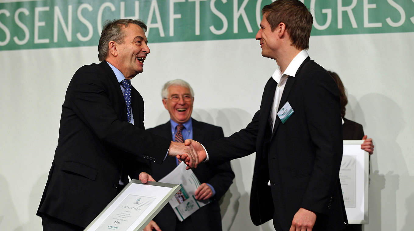 Erhält den DFB-Wissenschaftspreis von Präsident Niersbach (l.): Froese (r.) 2013 © 2013 Getty Images