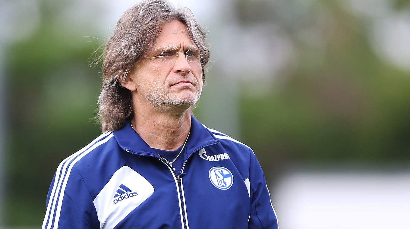 Vor dem Spitzenspiel mit Schalke gegen Köln: S04-Coach Elgert © 2014 Getty Images