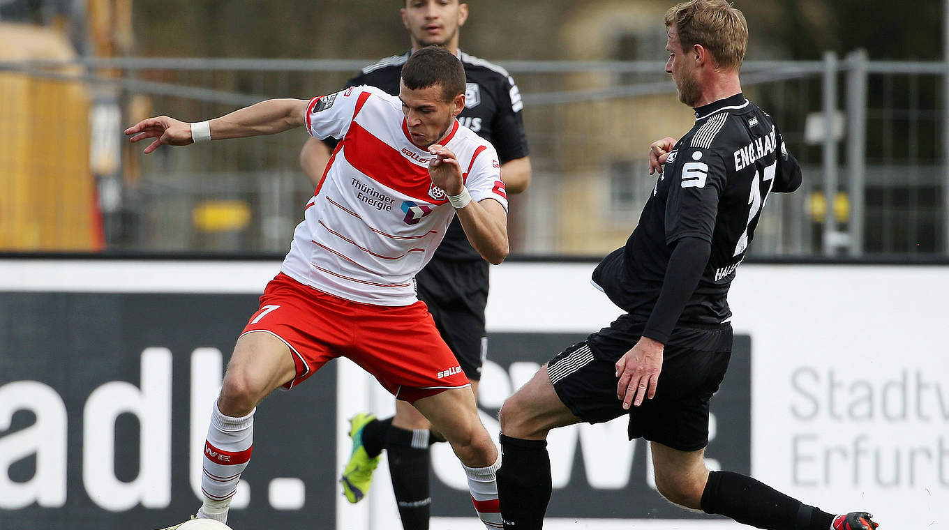 Duell um den Ball: Wiegel (l.) von RWE gegen Halles Engelhardt © 2015 Getty Images