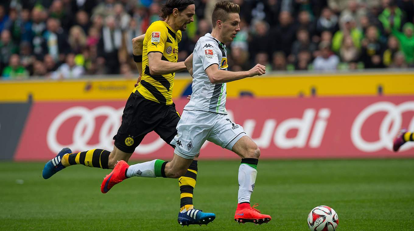 Davongeeilt: Patrick Herrmann "schnipselt" den Ball an Neven Subotic vorbei.  © Imago