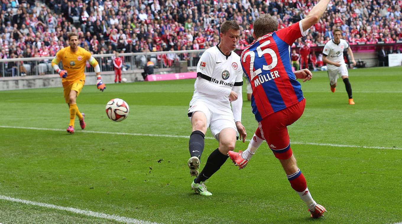 Müller shoots on the turn and fires into the top corner © Imago