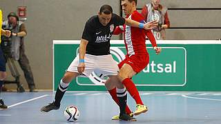 Kaum vom Ball zu trennen: Maher Mazhoud im Futsal-Finale in Hagen. © Getty Images