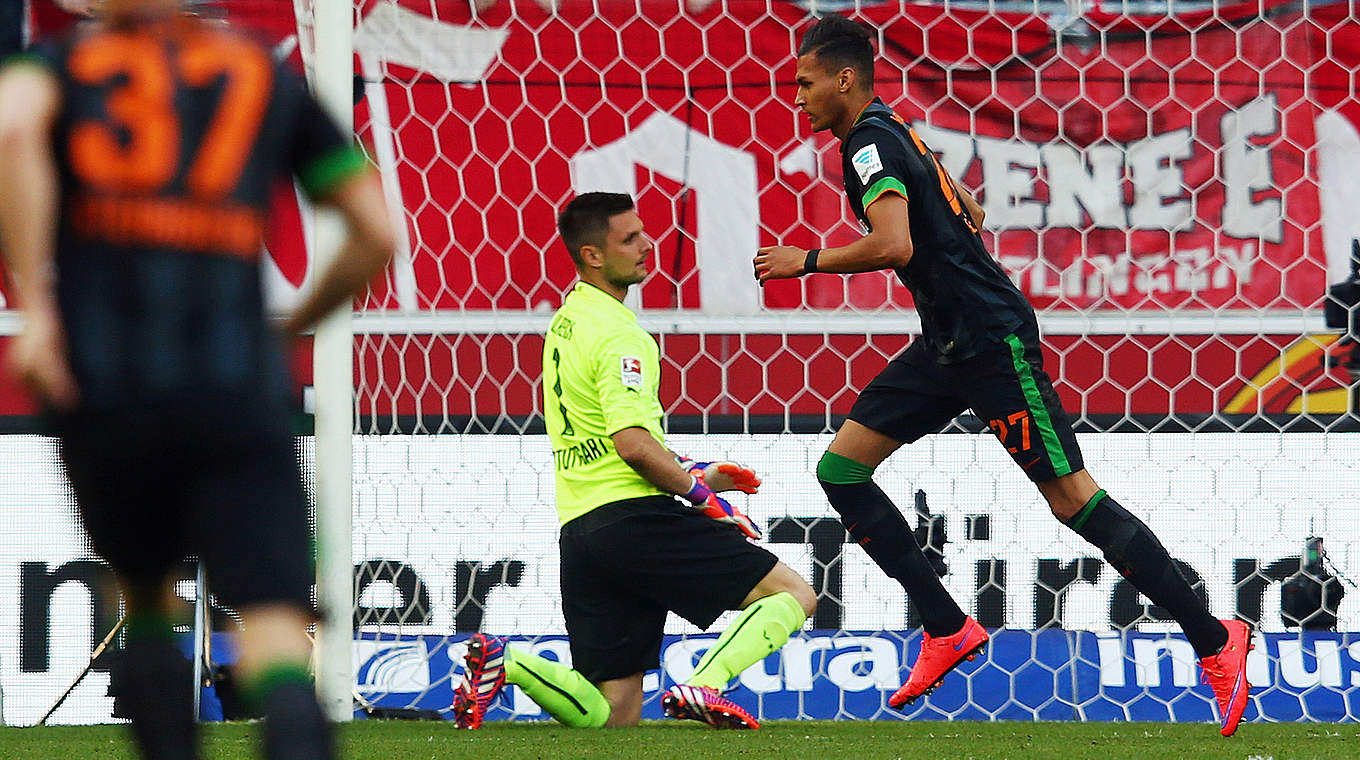 Bremen's Selke made it 1-1 with the equaliser early in the second half.  © 2015 Getty Images