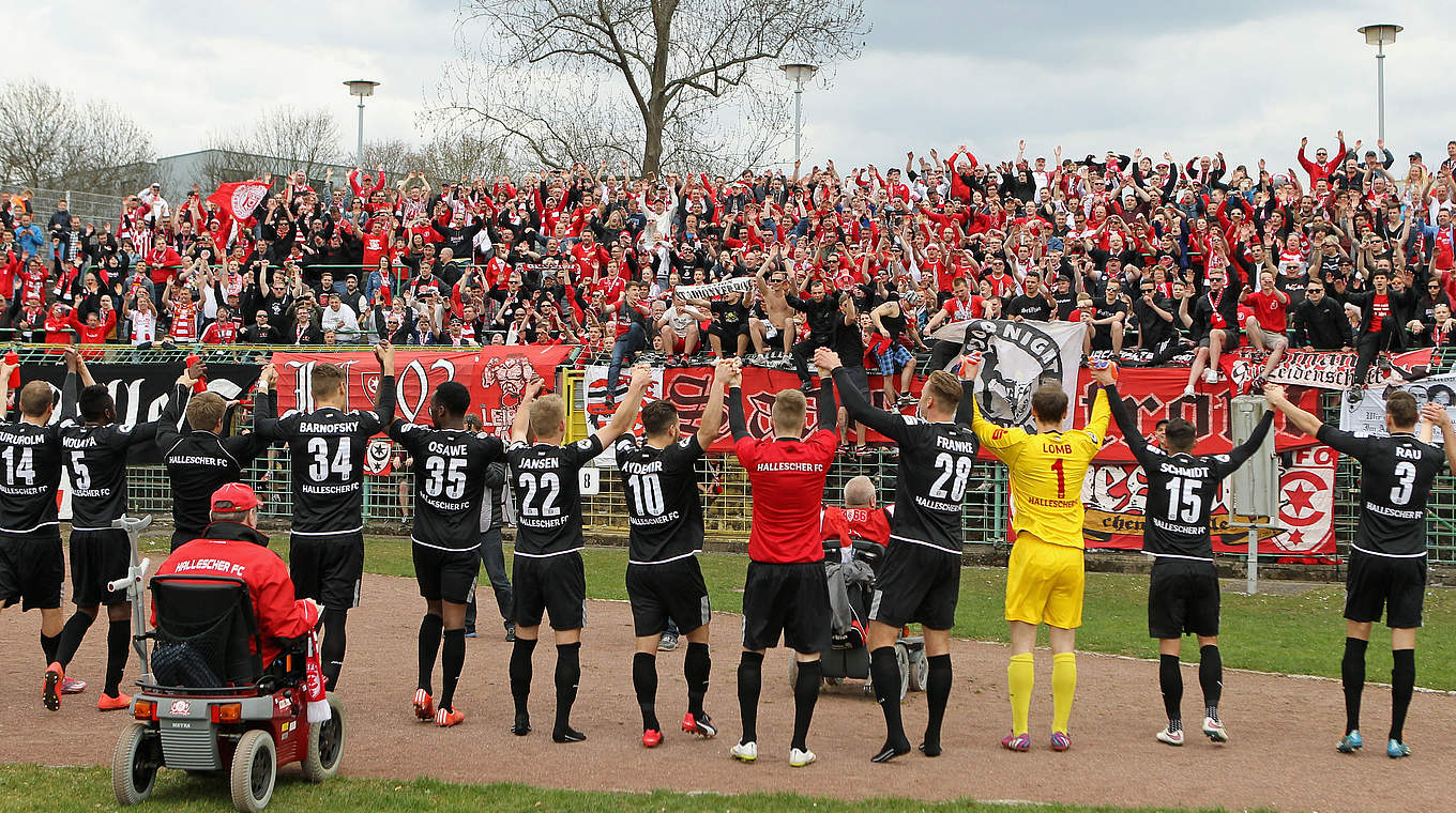 Halle jubelt: Nach der Partie feiert die Mannschaft mit den Fans den Sieg © 2015 Getty Images