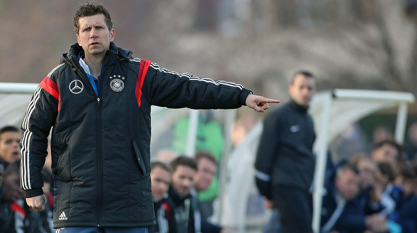 Da geht's nach Nordhorn: DFB-Trainer Guido Streichsbier und die U 18 © 2014 Getty Images