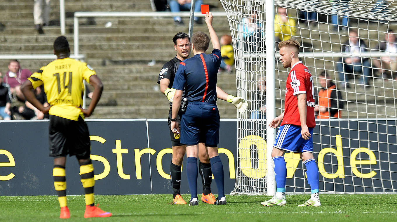Für zwei Meisterschaftsspiele gesperrt: Dortmunds Zlatan Alomerovic (3.v.r.) © 2015 Getty Images