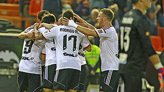 Seit zehn Spielen ungeschlagen: Mustafi (r.) und der FC Valencia bejubeln den Sieg © 
