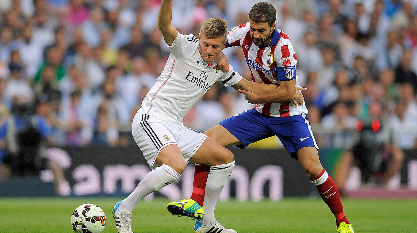 Spanisches Spitzenspiel in Europa: Toni Kroos (l.) gegen Gabi Fernandez von Atletico © 2014 Getty Images