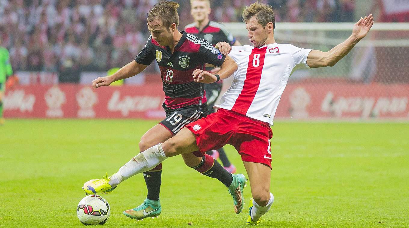 Grätsche: Mario Götze (l.) beim 0:2 im Oktober 2014 in Warschau © Imago