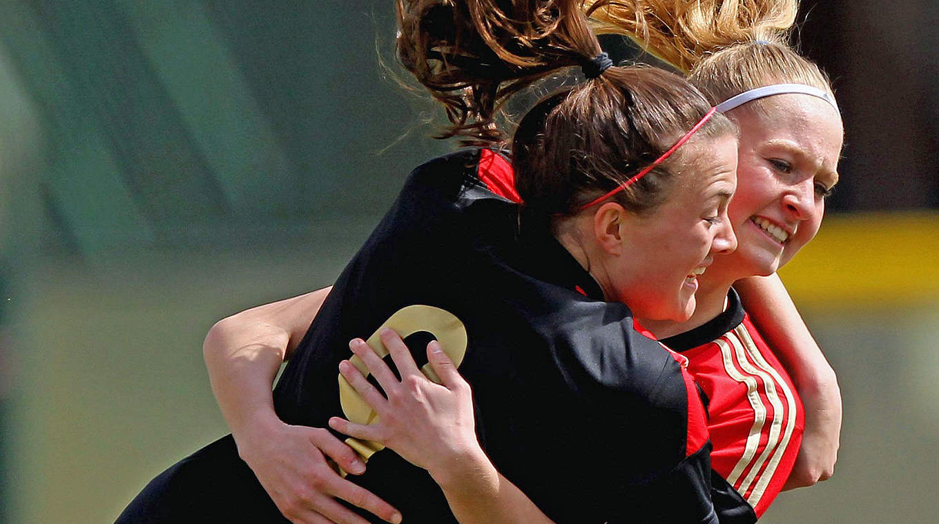 Mit vier Toren überragend: Janina Minge (r.) jubelt mit Teamkollegin Stefanie Sanders © 2015 Getty Images