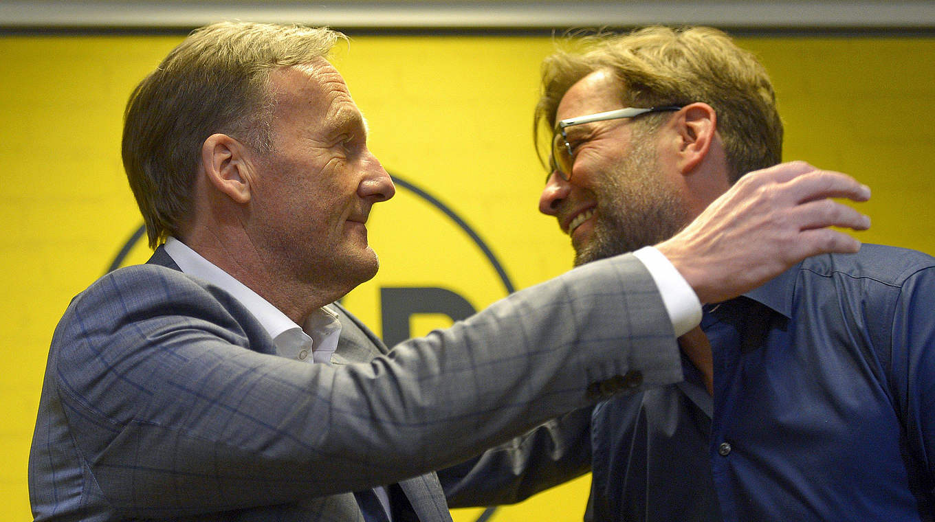 An emotional goodbye: Watzke and Klopp © SASCHA SCHUERMANN/AFP/Getty Images