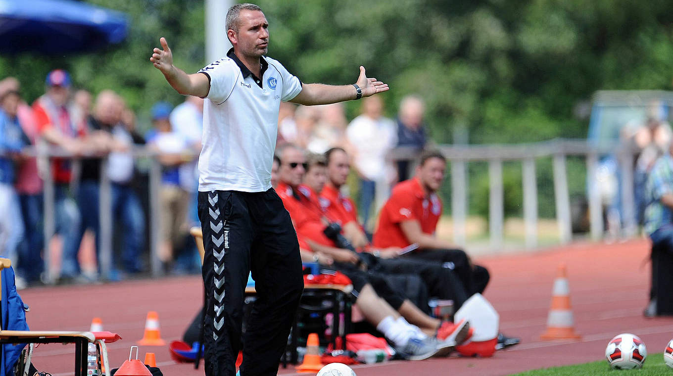 Platz zwei im Blick: Karlsruhes Coach Tim Walter © imago/Revierfoto