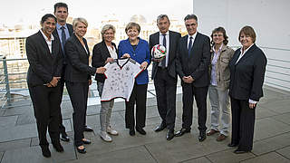 Zu Gast bei Kanzlerin Merkel: die DFB-Delegation © Bundesregierung/Bergmann