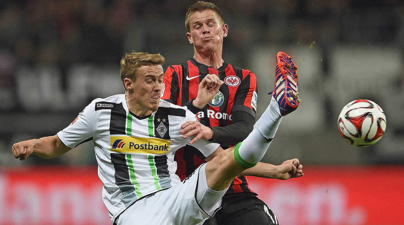 Max Kruse battles it out with Frankfurt's Alexander Madlung © 2015 Getty Images