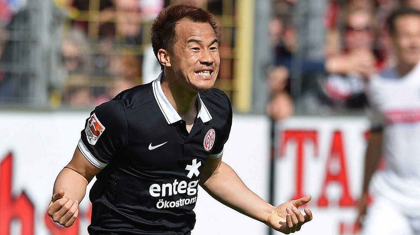 Mainz striker Shinji Okazaki scored a brace in their win in Freiburg © 2015 Getty Images