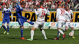 Rettet einen Punkt für Holstein Kiel: Doppeltorschütze Rafael Kazior (2.v.l.) © 2015 Getty Images