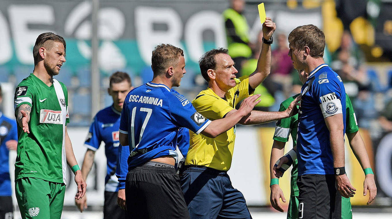 Gelbe Karten: Referee Florian Meyer (2.v.r.) verteilt in der Partie acht Verwarnungen © 2015 Getty Images