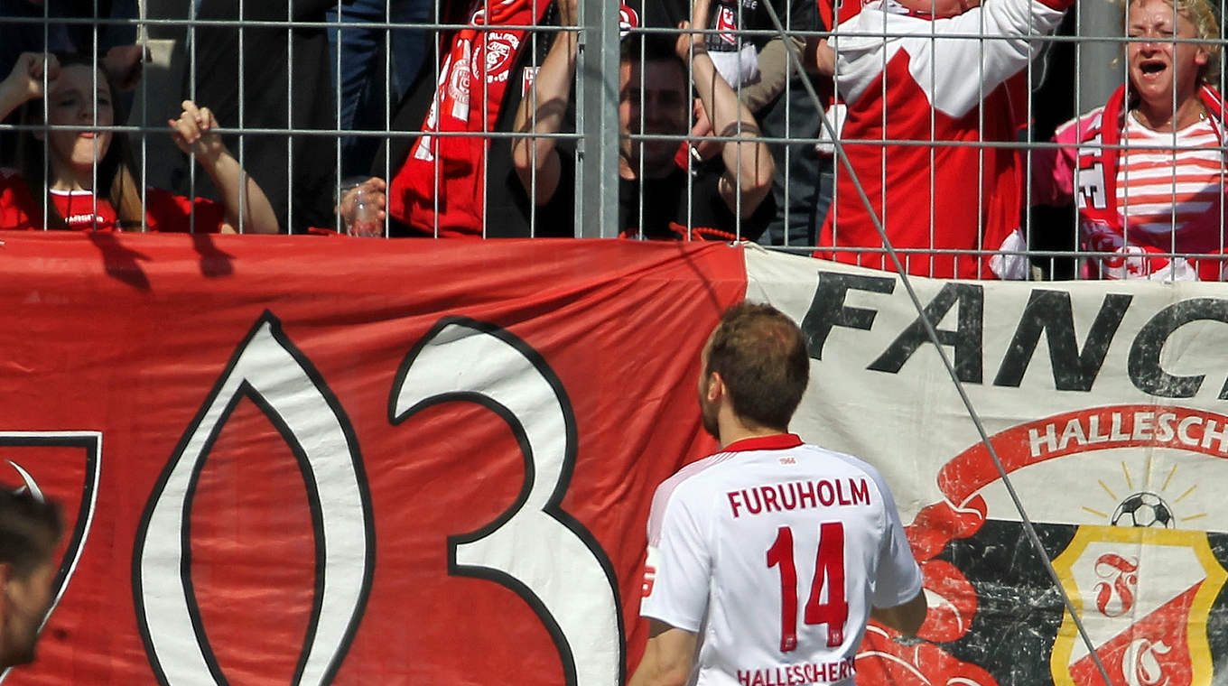 Torschütze zum 2:0: Timo Furuholm lässt sich von den Fans feiern © 2015 Getty Images