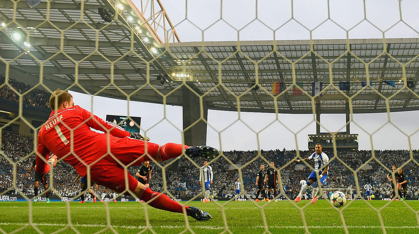 Ricardo Quaresma kept his cool from the penalty spot to put Porto in front © 2015 Getty Images