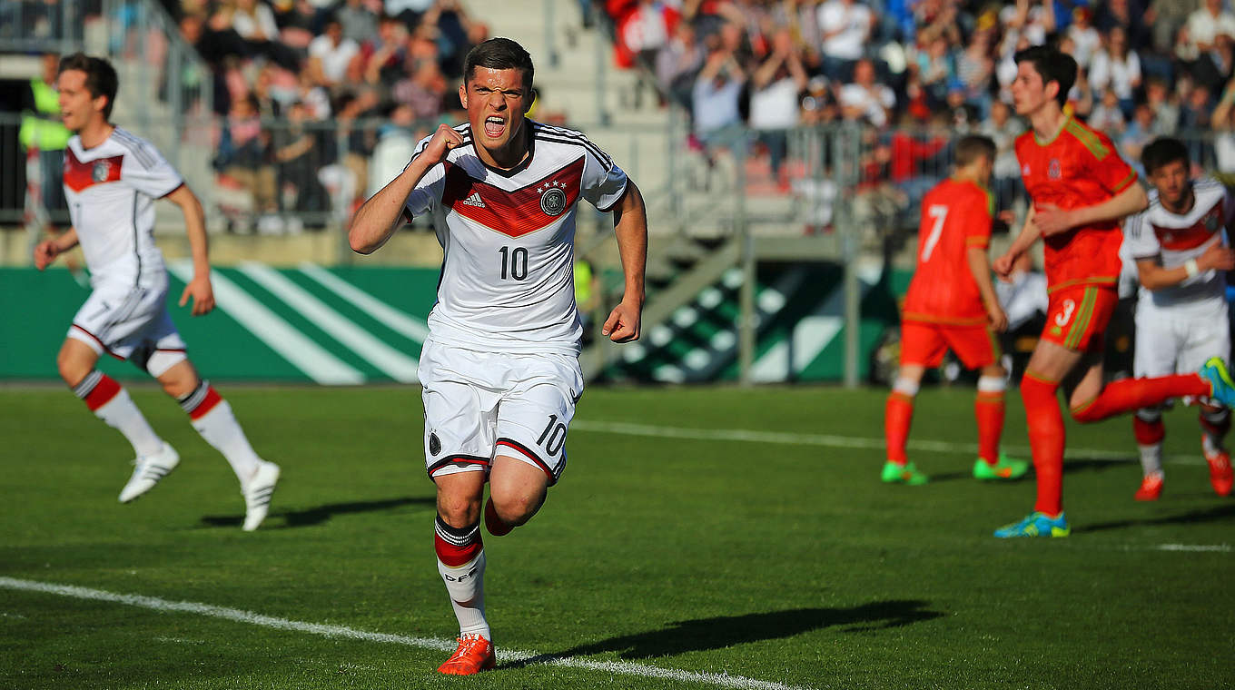 Enis Bunjaki celebrates scoring his penalty. © 2015 Getty Images
