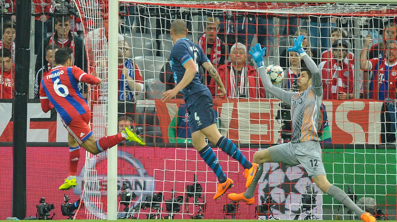 Thiago opens the scoring for Bayern © 2015 Getty Images