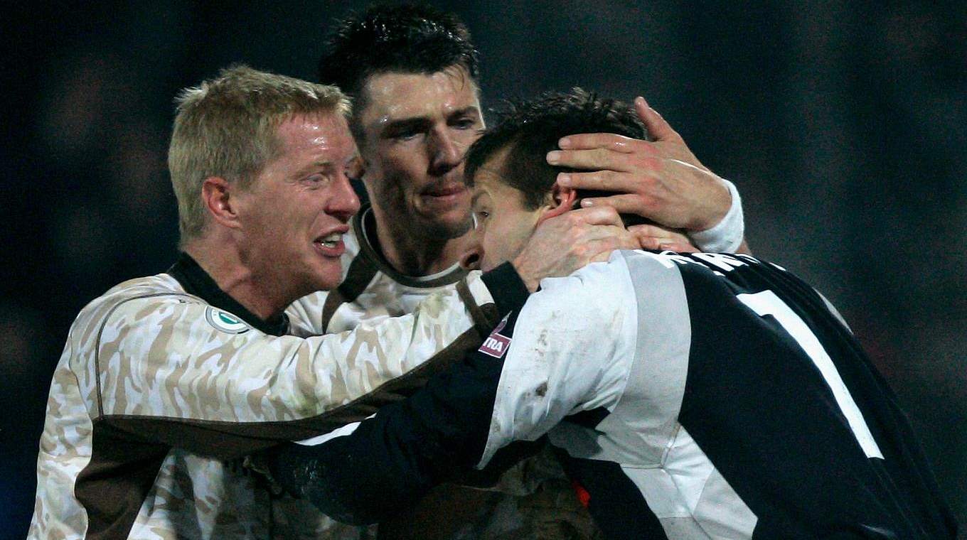 Feierte 2005/2006 Pokalerfolge als Regionalligist: St. Pauli mit Schultz, Boll, Hollerieth © 2006 Getty Images