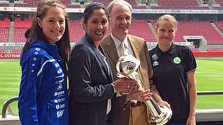 Group photo with the trophy: Wesely, Jones, Dr. Ralf Heinen and Odebrecht  © DFB