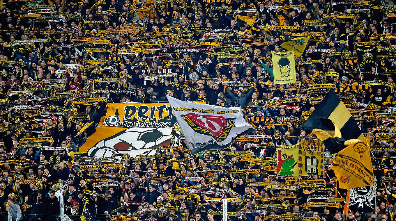 Neuer Rekord: Mehr als 12.000 Fans von Dynamo Dresden haben Dauerkarten geholt © 2015 Getty Images