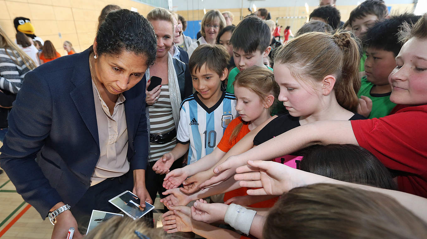 Autogramme von der Welt- und Europameisterin: Steffi Jones in Berlin © 2015 Getty Images