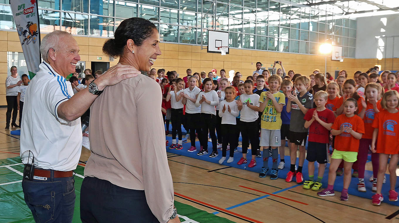Begeisterter Empfang von 150 Kindern der Berliner Spartacus Grundschule: Steffi Jones  © 2015 Getty Images