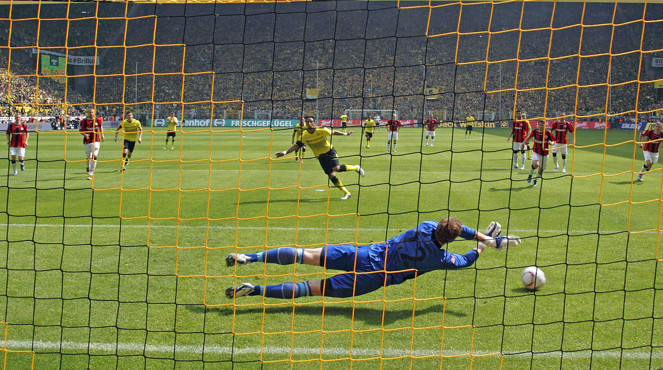 Ralf Fährmann saved Barrios' penalty to keep them 1-0 up © imago sportfotodienst