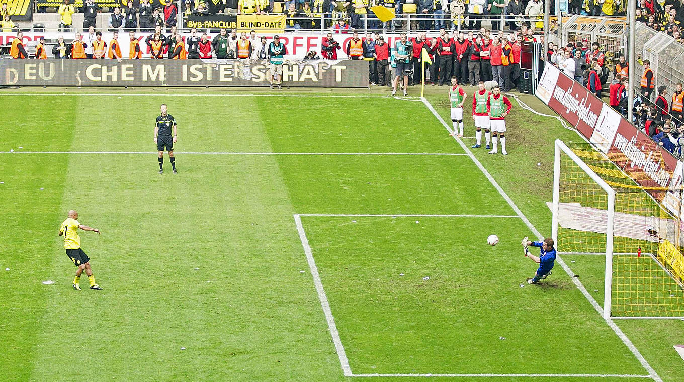 "Der 'Ralle' war richtig gut": Fährmann hält den zweiten BVB-Elfmeter von Dede © imago sportfotodienst