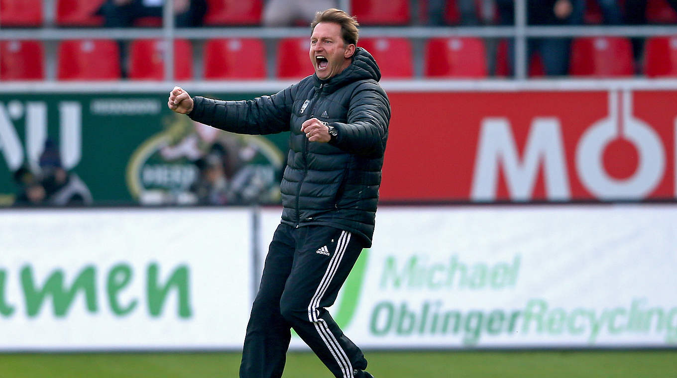Jubel: Ingolstadt mit Trainer Hasenhüttl bezwingt Fortuna in letzter Minute © 2015 Getty Images