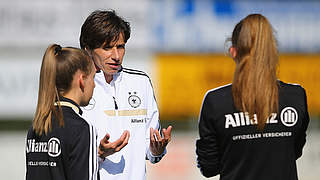 Zum Saisonabschluss zweimal gegen Tschechien: Bettina Wiegmann und die U 15 © 2015 Getty Images