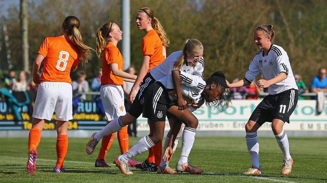 Viertes Tor im vierten U 15-Spiel: Nicole Anyomi (M.) © 2015 Getty Images