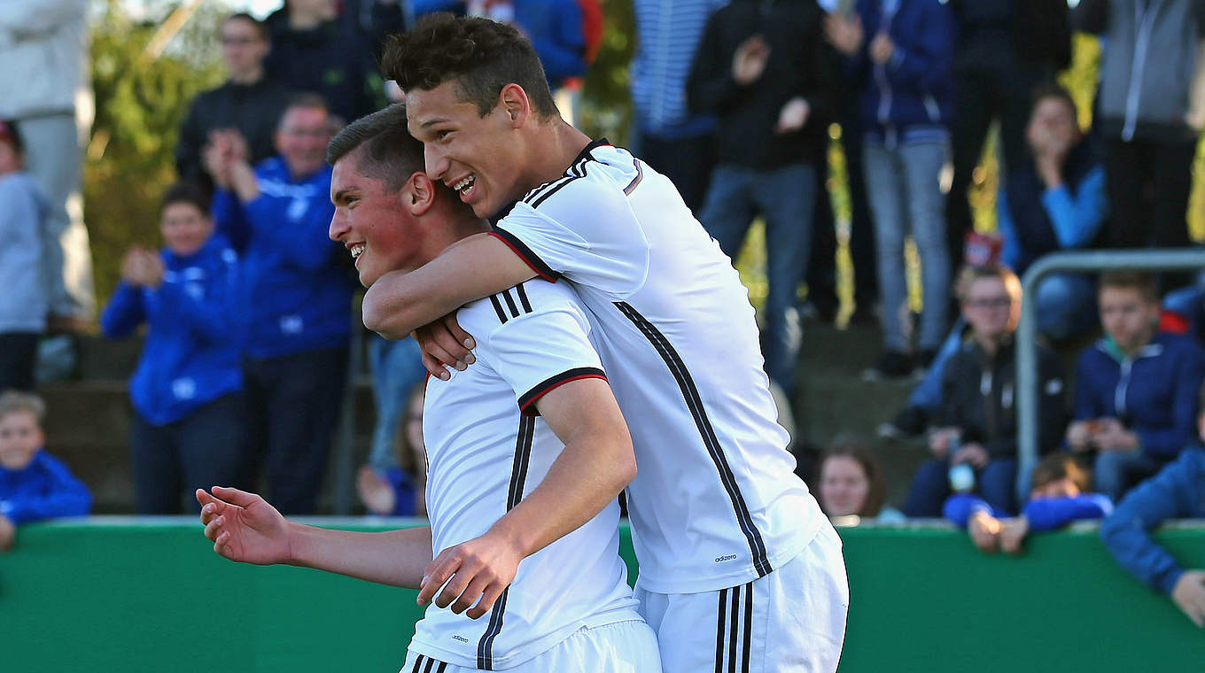 Die Torschützen: Bunjaki (l.) und Mörschel bringen die DFB-Elf auf die Siegerstraße © 2015 Getty Images