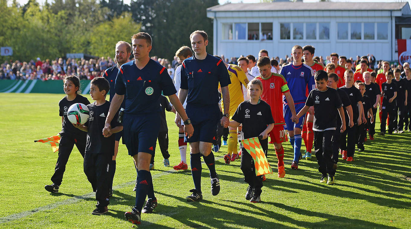 Vor dem Spiel: Die Mannschaften betreten das Spielfeld  © 2015 Getty Images