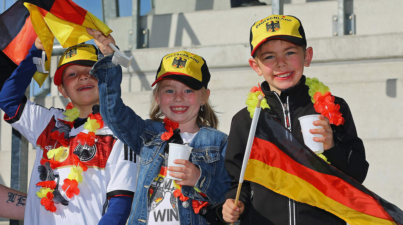 Gute Stimmung: Die jungen Fans feiern den 2:0 Sieg der DFB-Auswahl über Wales © 2015 Getty Images