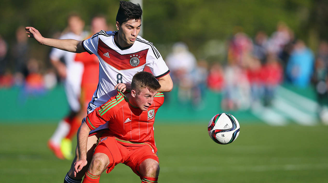 Im Zweikampf: DFB-Nachwuchs Suat Serdar mit Dylan Thomas (r.) © 2015 Getty Images