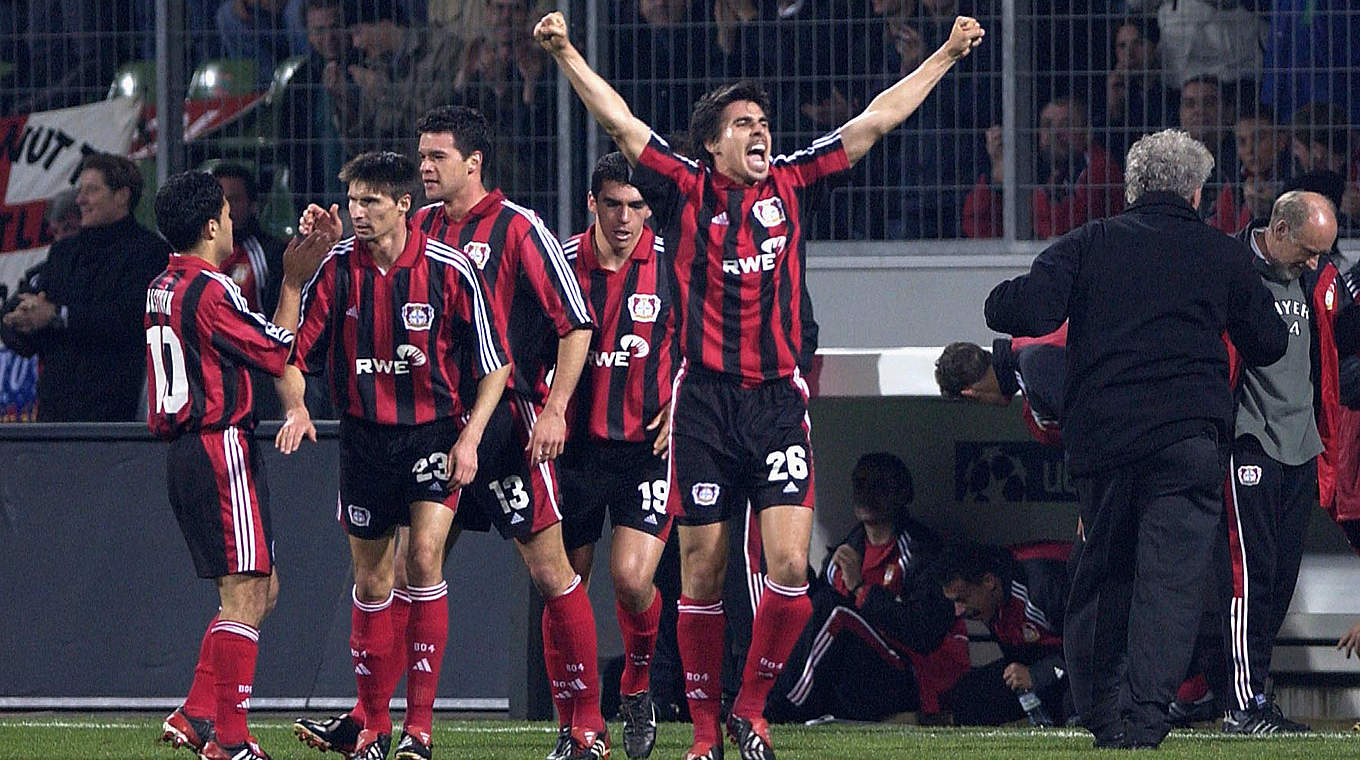 Rekord von sieben Siegen in Serie wackelt: Bayer-Team 2002 mit Ballack (3. v. l.) © 2002 Getty Images