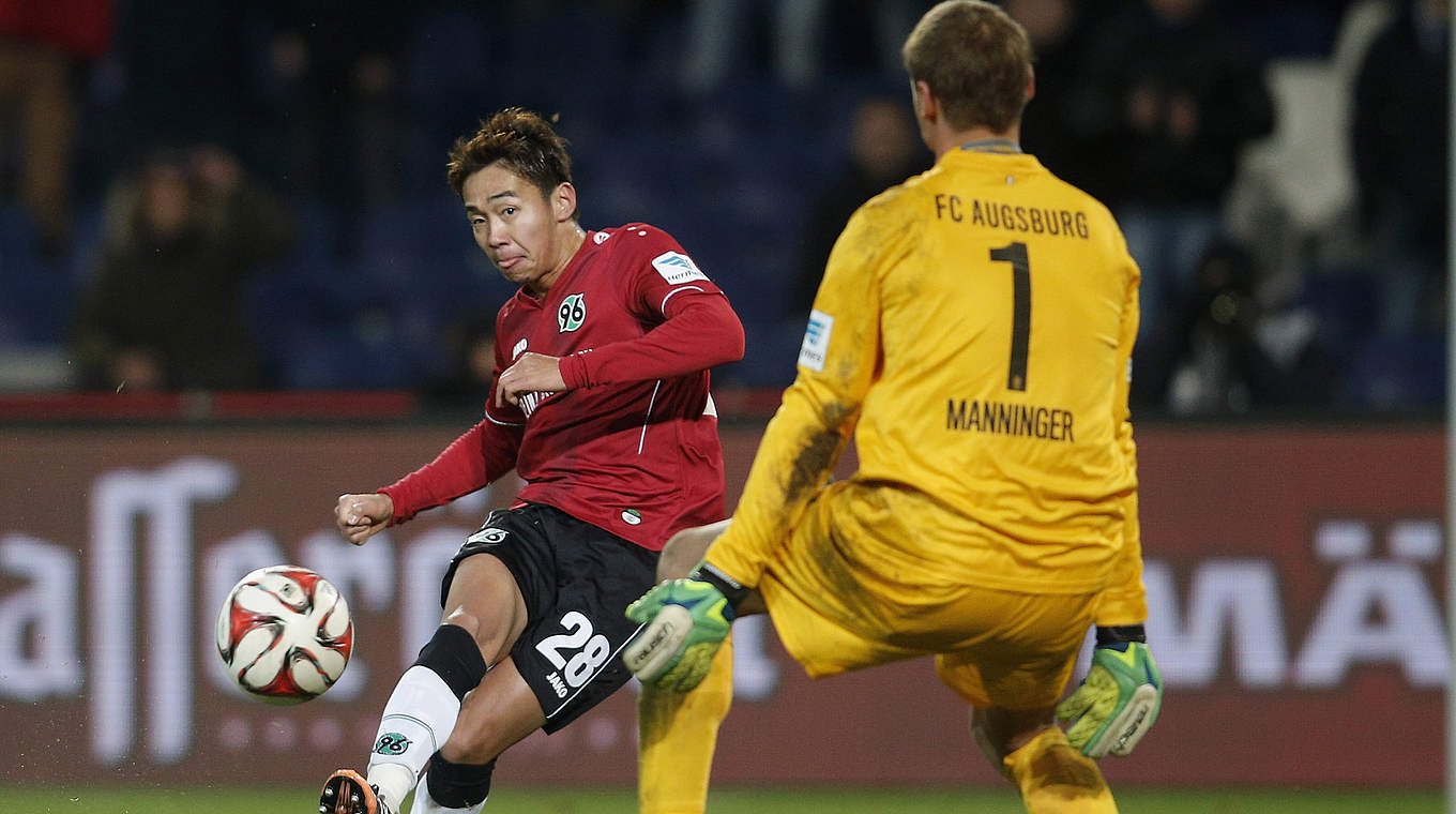 Letzter Heimsieg im Dezember 2014 gegen Augsburg: Kiyotake (l.) und Hannover 96 © 2014 Getty Images