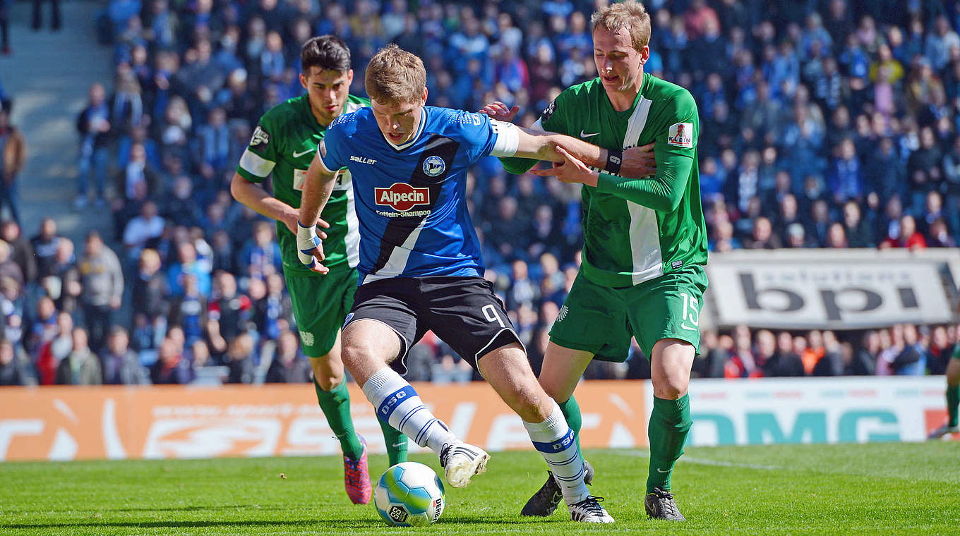 Top-Torjäger: Arminias Fabian Klos (M.) führt die Torschützenliste der 3. Liga an  © 2015 Getty Images