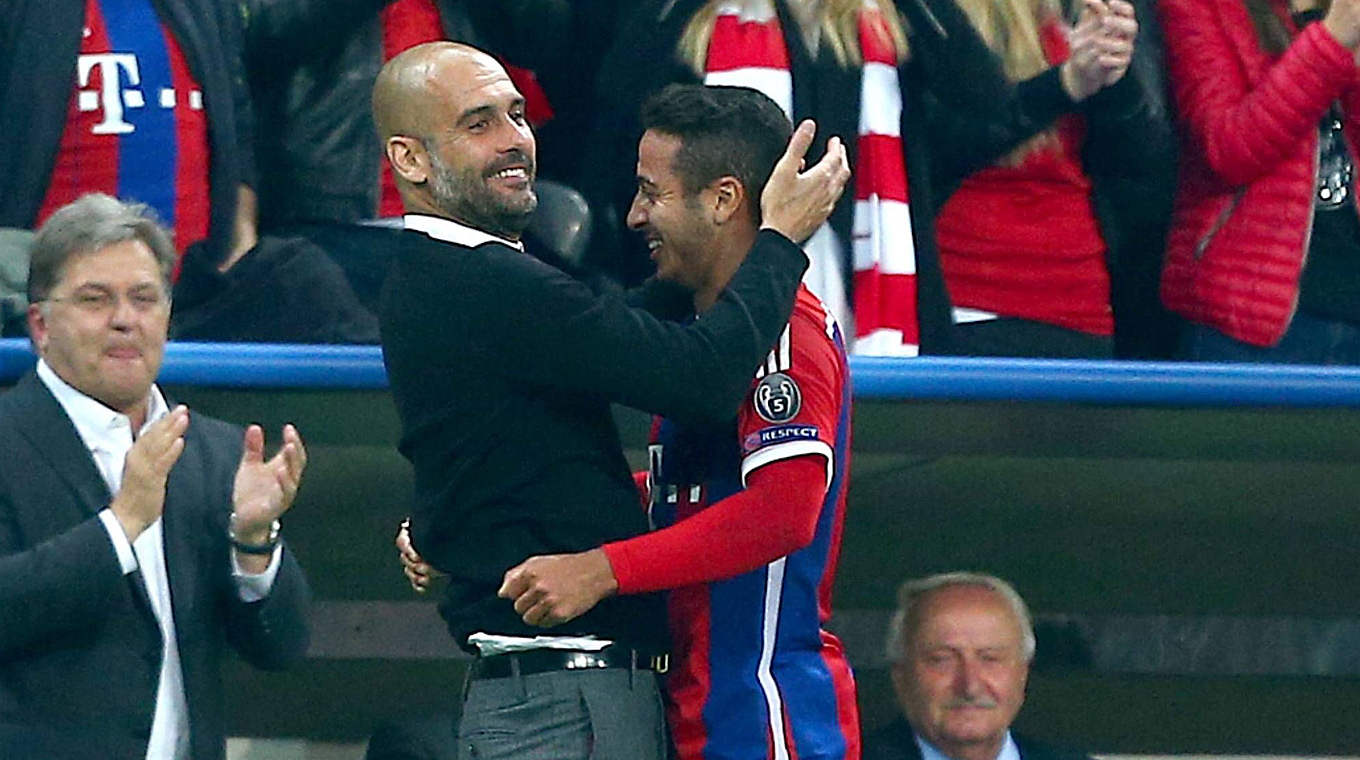 Duell mit Ex-Klub Barca: Bayern-Trainer Guardiola und Mittelfeldspieler Thiago (r.) © imago/BPI