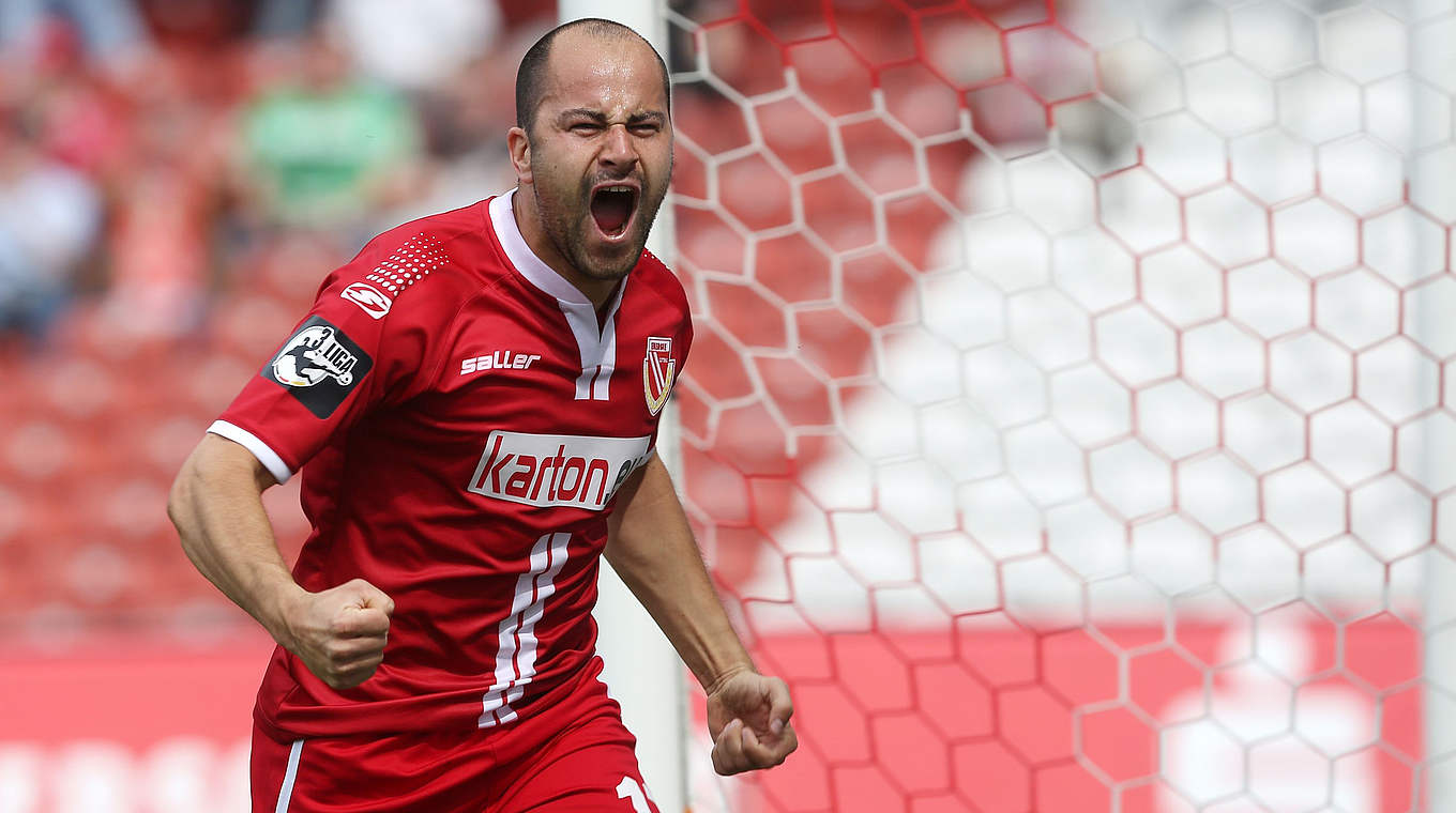 Cottbuser Freudentaumel: Leonhard Kaufmann als Matchwinner © 2015 Getty Images