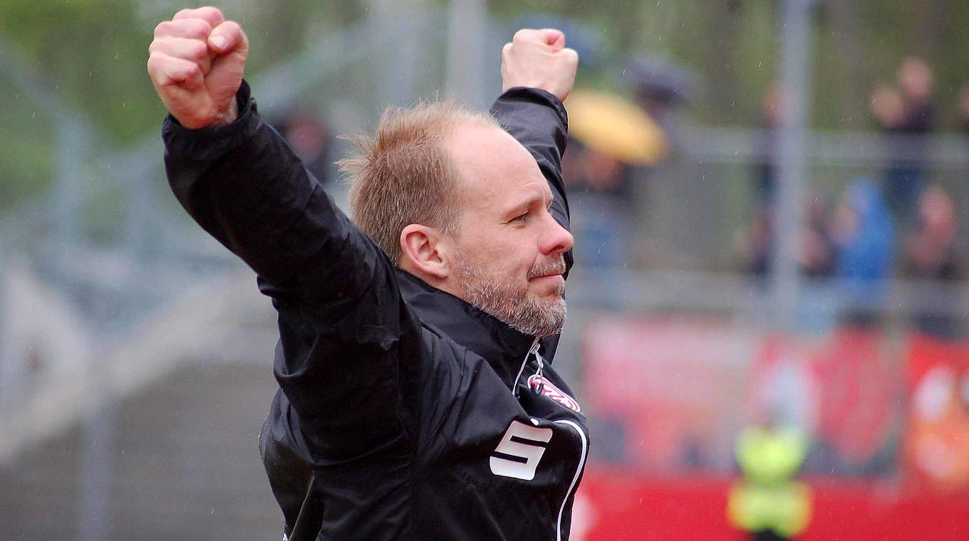 Bejubelt seinen erfolgreichen Einstand: RWE-Trainer Markus Reiter. © MSPW