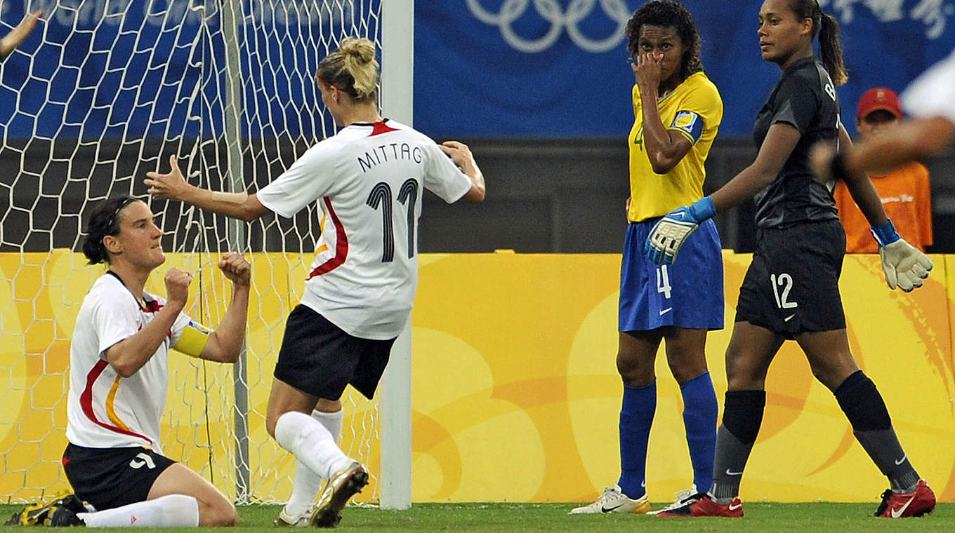 Bronze 2008 in Peking: Birgit Prinz (l.) und Anja Mittag jubeln © 2008 AFP