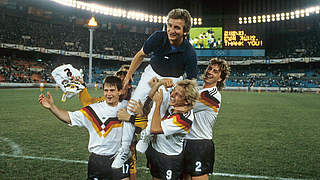 Jubel in Seoul 1988: DFB-Trainer Hannes Löhr wird von seiner Mannschaft gefeiert © imago sportfotodienst
