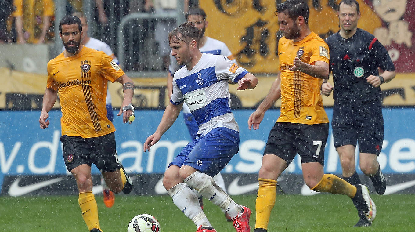 Kampfspiel im Regen: Duisburg mischt weiter oben mit © 2015 Getty Images